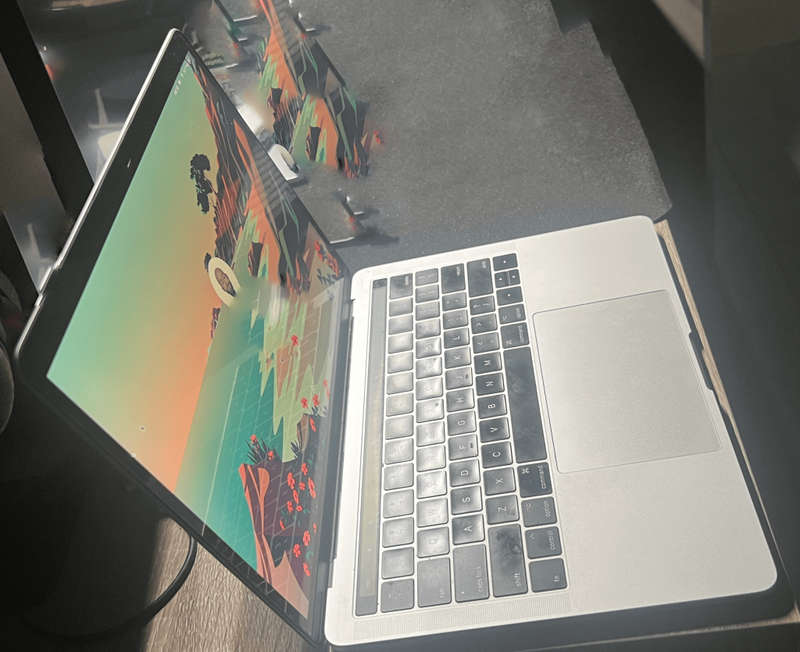 MacBook Pro (13-inch, 2017, FOUR Thunderbolt 3 ports) with Touch Bar