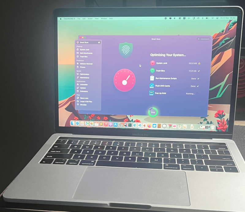 MacBook Pro (13-inch, 2017, FOUR Thunderbolt 3 ports) with Touch Bar