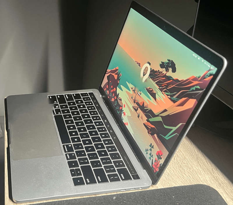 MacBook Pro (13-inch, 2017, FOUR Thunderbolt 3 ports) with Touch Bar