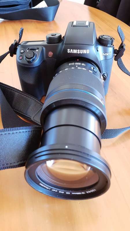 IMMACULATE  SAMSUNG  NX 1... MAGNIFICENT CAMERA