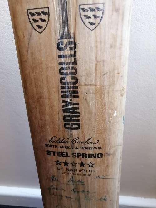 CRICKET AUTOGRAPHS - GRAYNICHOLLS BAT SIGNED BY 1970S SPRINGBOK CRICKETERS