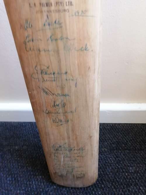 CRICKET AUTOGRAPHS - GRAYNICHOLLS BAT SIGNED BY 1970S SPRINGBOK CRICKETERS