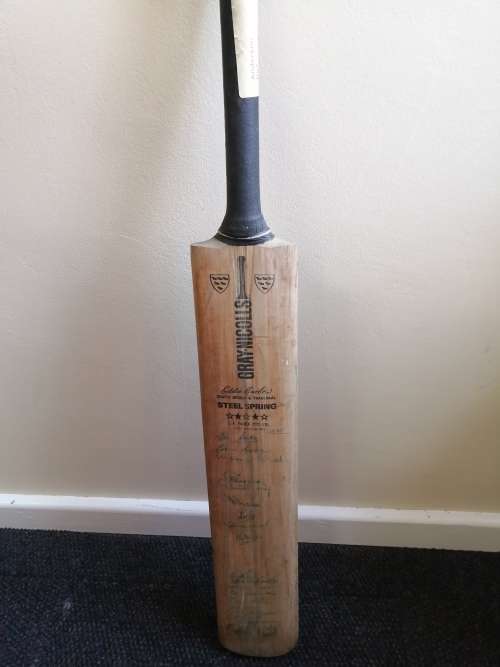 CRICKET AUTOGRAPHS - GRAYNICHOLLS BAT SIGNED BY 1970S SPRINGBOK CRICKETERS