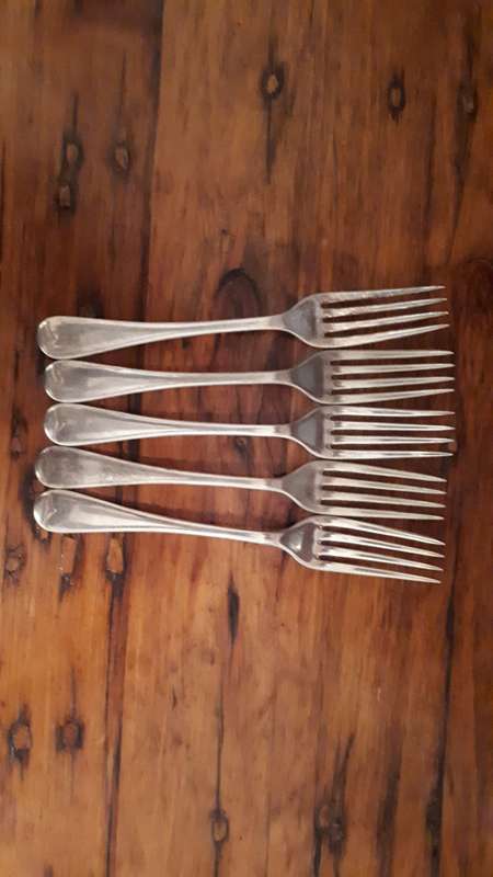 FIVE VINTAGE EBCO SILVER PLATED SALAD/ENTRE Forks