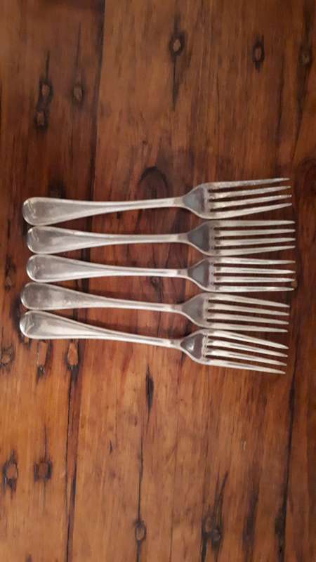 FIVE VINTAGE EBCO SILVER PLATED SALAD/ENTRE Forks