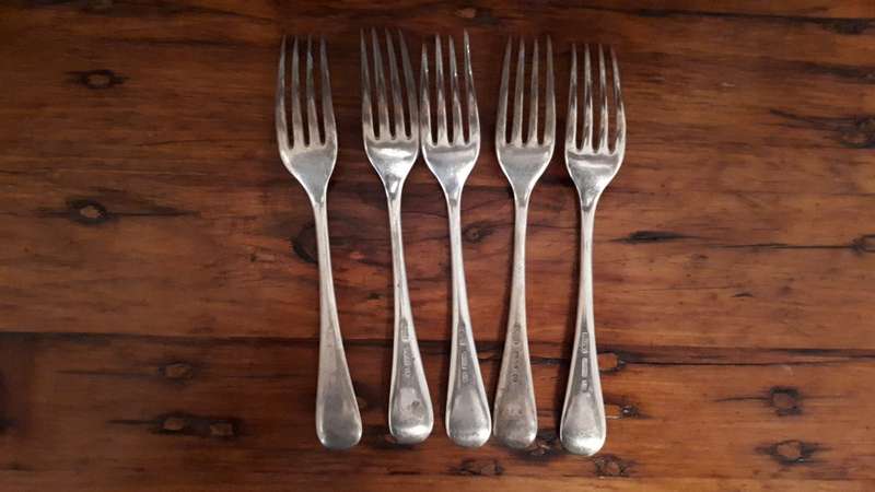FIVE VINTAGE EBCO SILVER PLATED SALAD/ENTRE Forks
