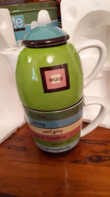 JO!E QUIRKY AND COLLECTABLE COLOURFUL TEA FOR ONE: Tea Pot and Mug
