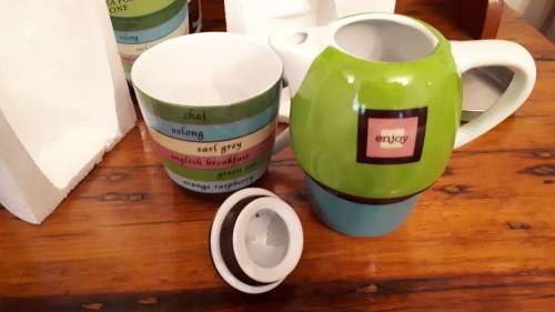 JO!E QUIRKY AND COLLECTABLE COLOURFUL TEA FOR ONE: Tea Pot and Mug
