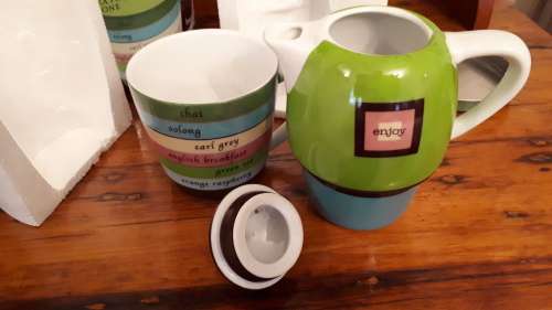 JO!E QUIRKY AND COLLECTABLE COLOURFUL TEA FOR ONE: Tea Pot and Mug