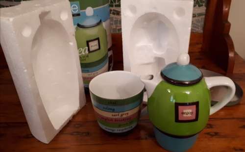 JO!E QUIRKY AND COLLECTABLE COLOURFUL TEA FOR ONE: Tea Pot and Mug