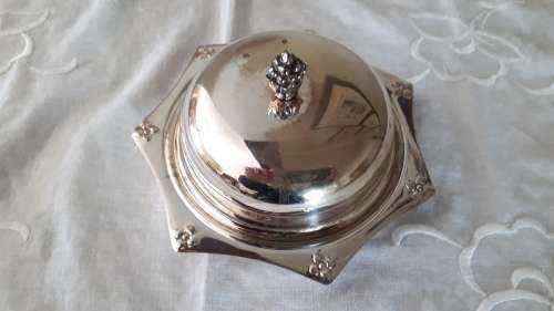 VINTAGE SILVER PLATED SERANCO LIDDED BUTTER DISH WITH GLASS INNER