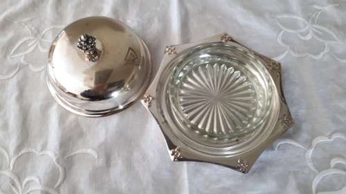 VINTAGE SILVER PLATED SERANCO LIDDED BUTTER DISH WITH GLASS INNER