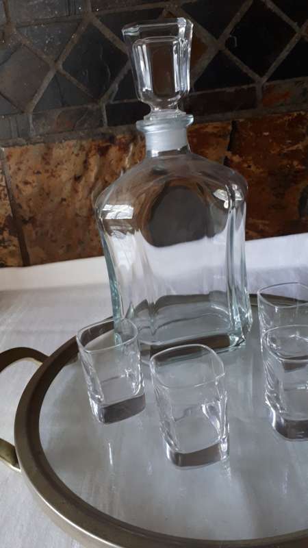 STUNNING GLASS LIQUOR DECANTER WITH 4 MATCHING GLASSES AND TRAY