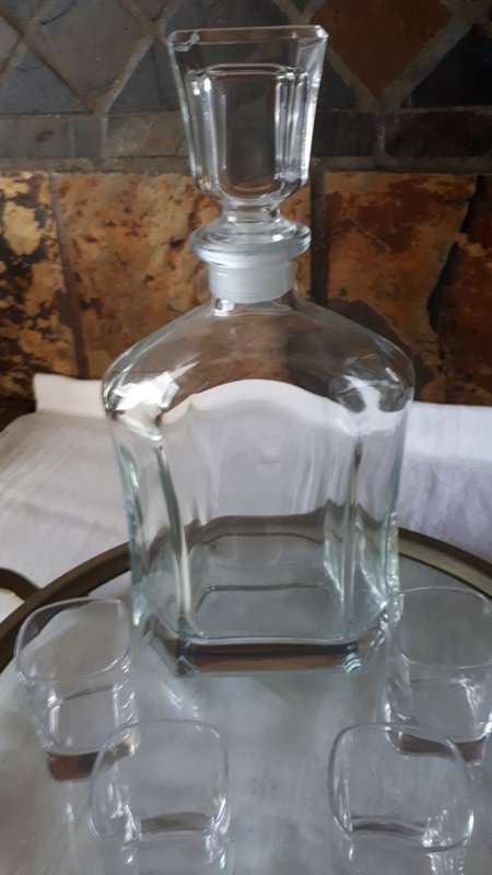 STUNNING GLASS LIQUOR DECANTER WITH 4 MATCHING GLASSES AND TRAY