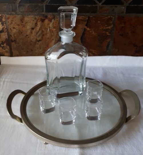 STUNNING GLASS LIQUOR DECANTER WITH 4 MATCHING GLASSES AND TRAY
