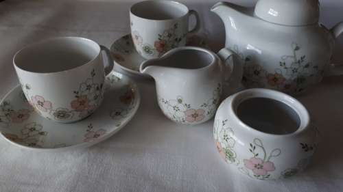 VINTAGE 1940's-50's GERMAN ARZBERG FINE PORCELAIN TEA SET FOR 2 WITH DECO STUDIO FLORAL PATTERN