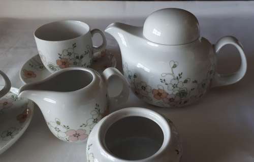 VINTAGE 1940's-50's GERMAN ARZBERG FINE PORCELAIN TEA SET FOR 2 WITH DECO STUDIO FLORAL PATTERN