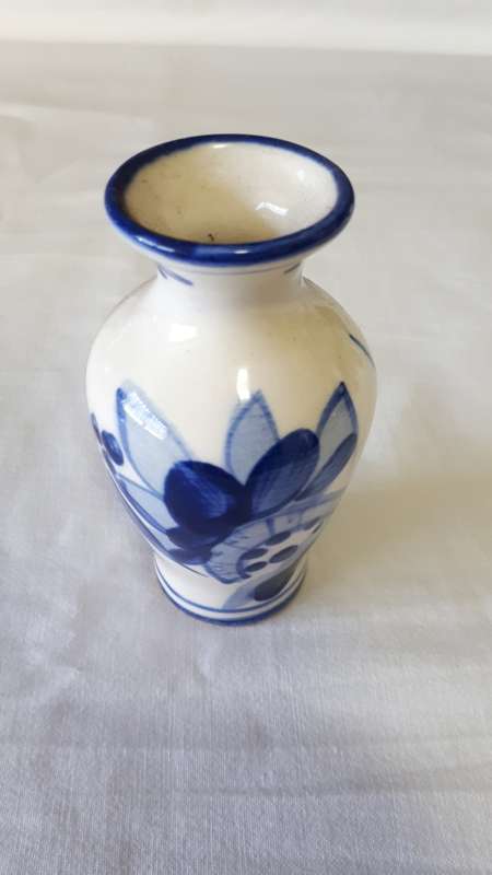 SMALL DELFT STYLE FLOWER/BUD VASE