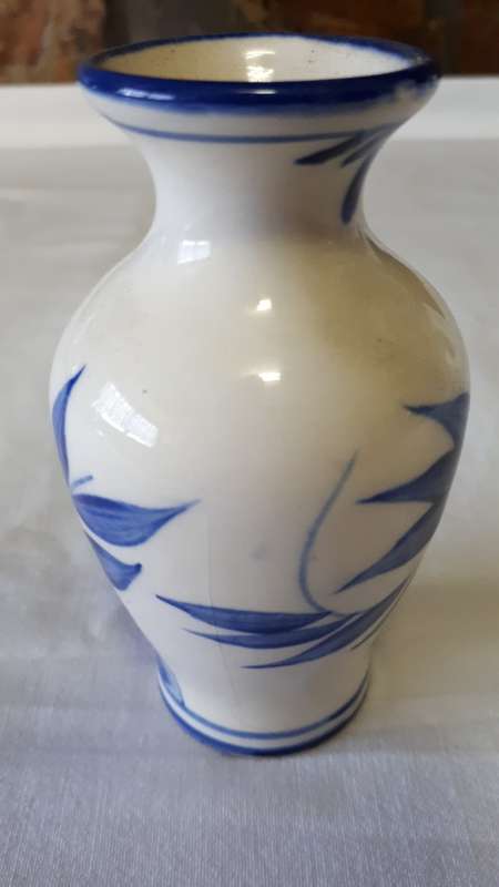SMALL DELFT STYLE FLOWER/BUD VASE