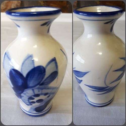 SMALL DELFT STYLE FLOWER/BUD VASE