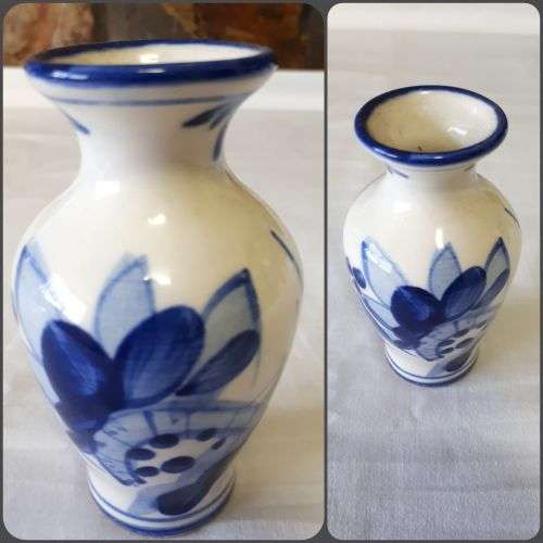 SMALL DELFT STYLE FLOWER/BUD VASE