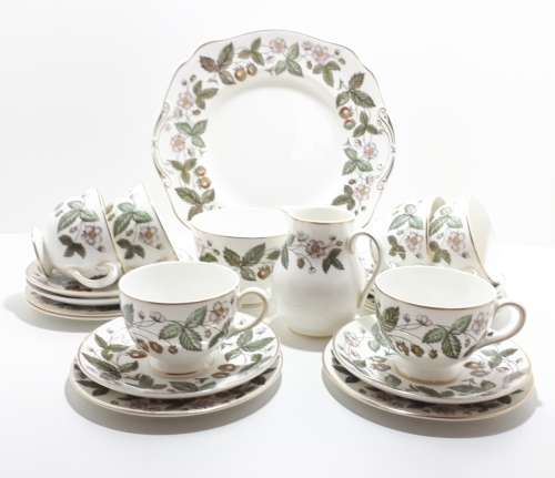 21 Piece Vintage Wedgwood Etruria Barlaston Strawberry Hills Tea Set  Circa 1957 to 1978