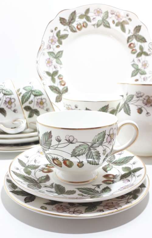 21 Piece Vintage Wedgwood Etruria Barlaston Strawberry Hills Tea Set  Circa 1957 to 1978