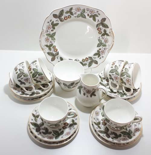 21 Piece Vintage Wedgwood Etruria Barlaston Strawberry Hills Tea Set  Circa 1957 to 1978