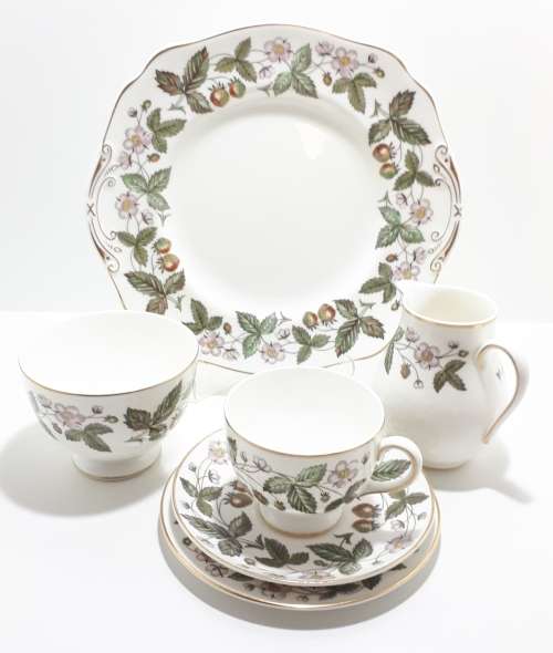 21 Piece Vintage Wedgwood Etruria Barlaston Strawberry Hills Tea Set  Circa 1957 to 1978