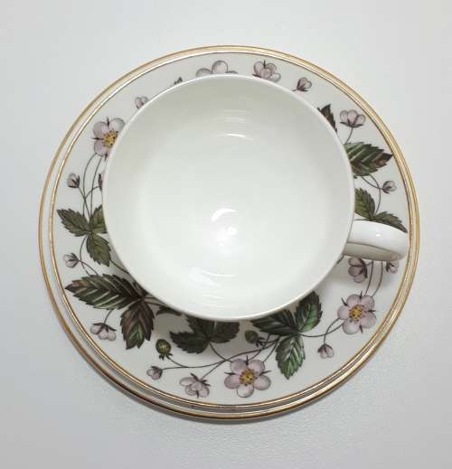 21 Piece Vintage Wedgwood Etruria Barlaston Strawberry Hills Tea Set  Circa 1957 to 1978
