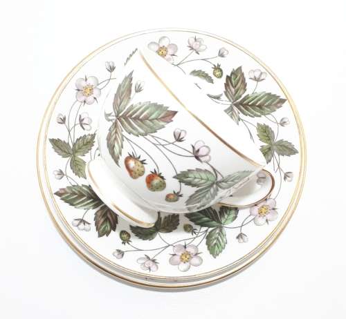 21 Piece Vintage Wedgwood Etruria Barlaston Strawberry Hills Tea Set  Circa 1957 to 1978