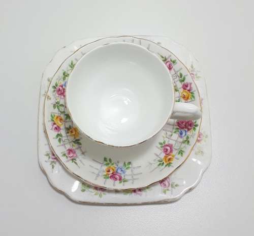 1940s Tuscan Fine Bone China Tea Trio - Roses On Trellis C7903G