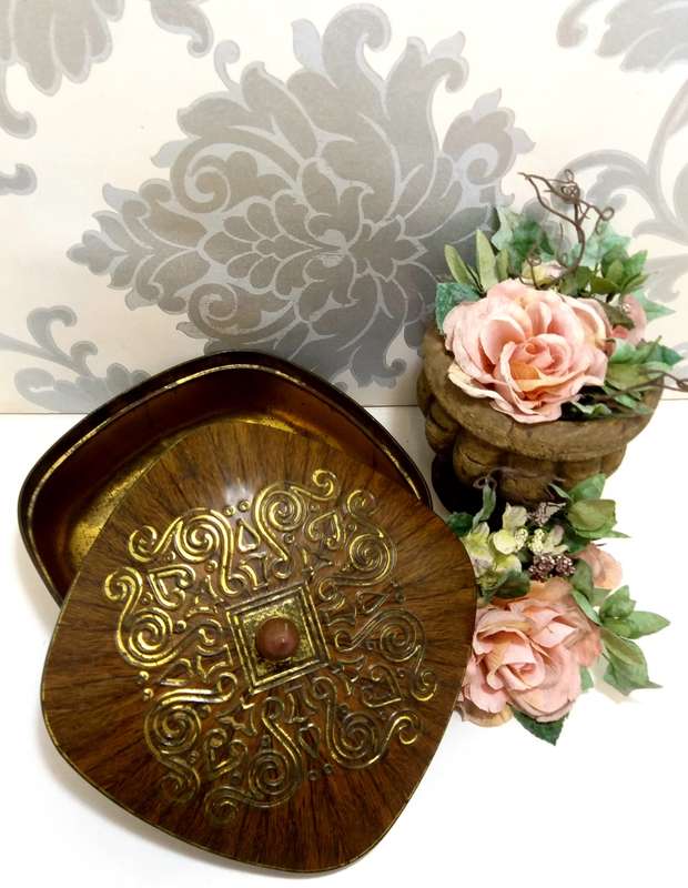 Gorgeous Mid-Century Collectable Vintage Tin  Wood Effect With Gold Embellishment & Lid Finial
