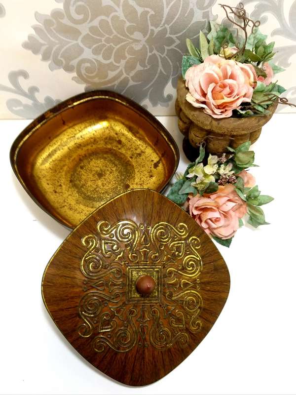 Gorgeous Mid-Century Collectable Vintage Tin  Wood Effect With Gold Embellishment & Lid Finial