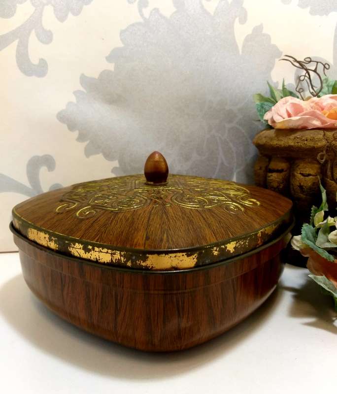 Gorgeous Mid-Century Collectable Vintage Tin  Wood Effect With Gold Embellishment & Lid Finial