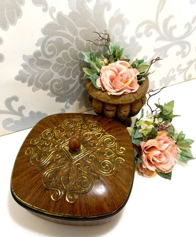Gorgeous Mid-Century Collectable Vintage Tin  Wood Effect With Gold Embellishment & Lid Finial
