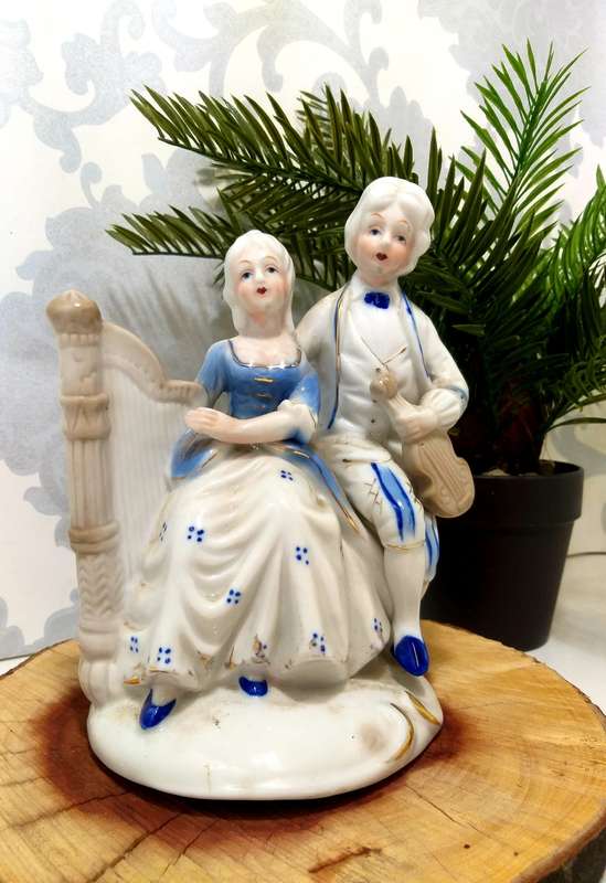 Collectable Vintage Blue & White Porcelain Figurine  Musician Pair In Period Dress