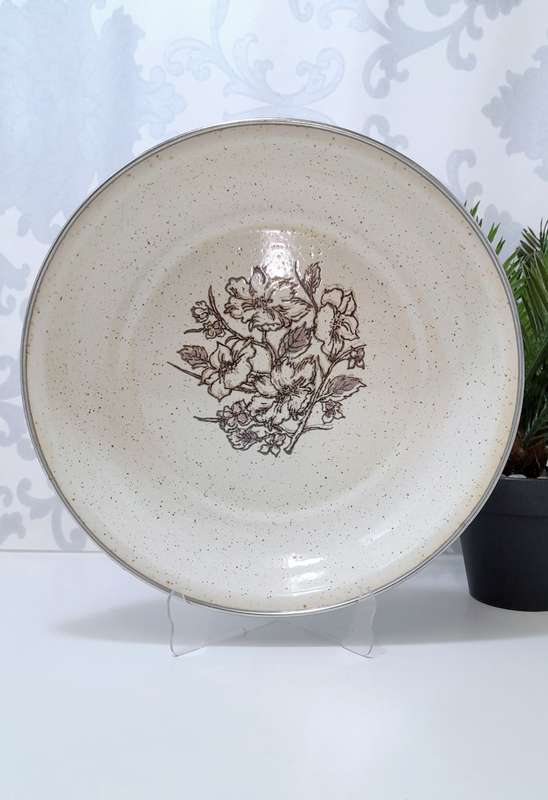 Vintage Wheat Coloured Enamel Pie Dish With Brown Flower Bouquet & Speckles