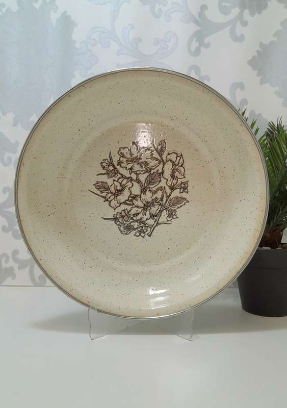 Vintage Wheat Coloured Enamel Pie Dish With Brown Flower Bouquet & Speckles