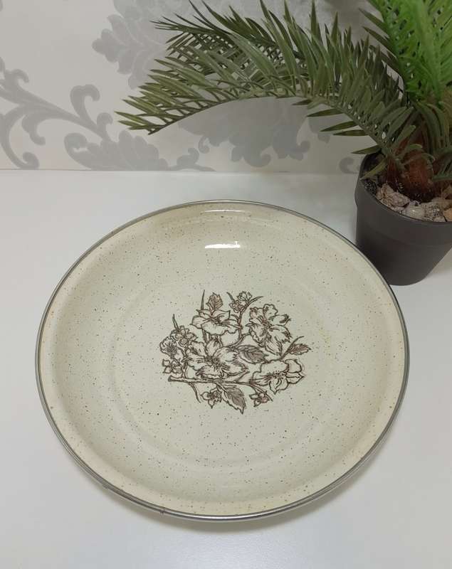 Vintage Wheat Coloured Enamel Pie Dish With Brown Flower Bouquet & Speckles
