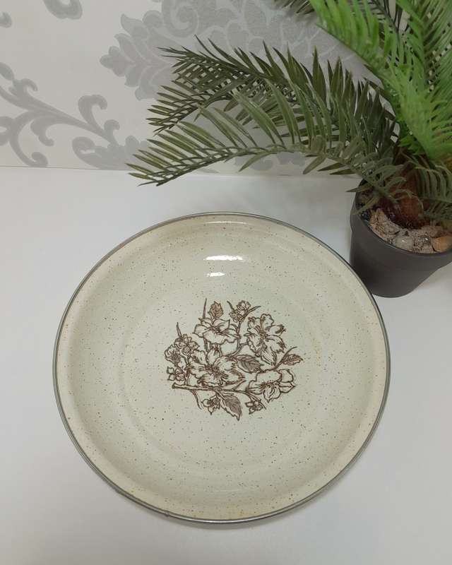 Vintage Wheat Coloured Enamel Pie Dish With Brown Flower Bouquet & Speckles