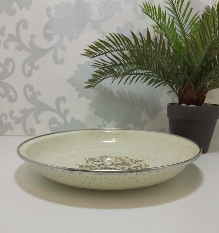 Vintage Wheat Coloured Enamel Pie Dish With Brown Flower Bouquet & Speckles
