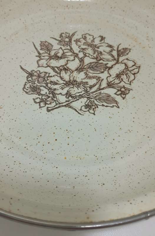Vintage Wheat Coloured Enamel Pie Dish With Brown Flower Bouquet & Speckles