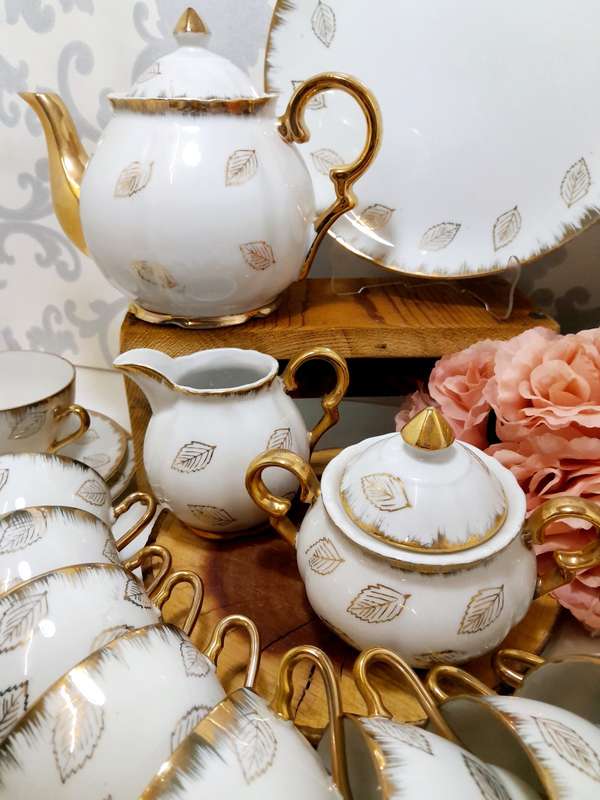 40 Piece Classic White & Gold Unmarked Tea Set