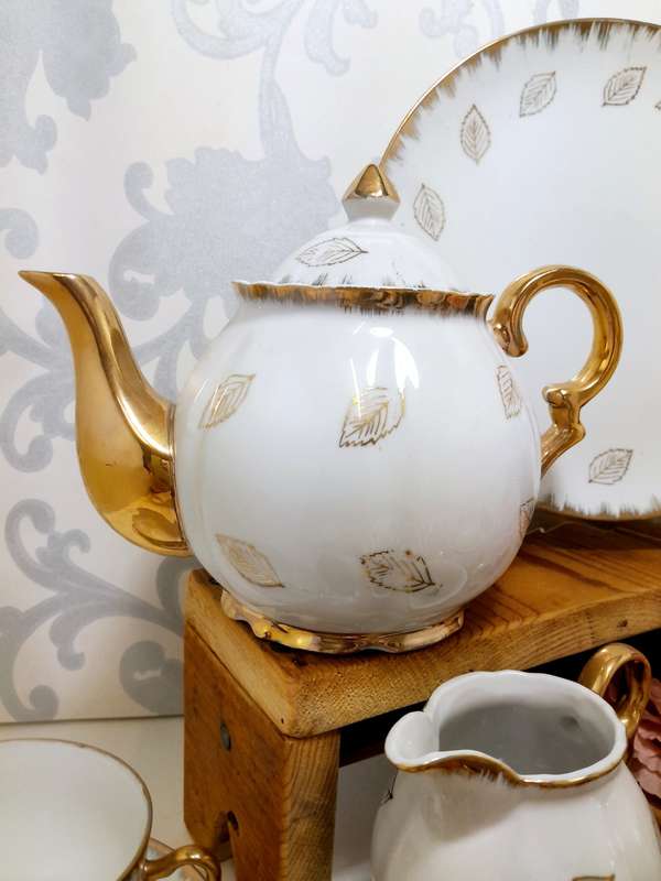 40 Piece Classic White & Gold Unmarked Tea Set