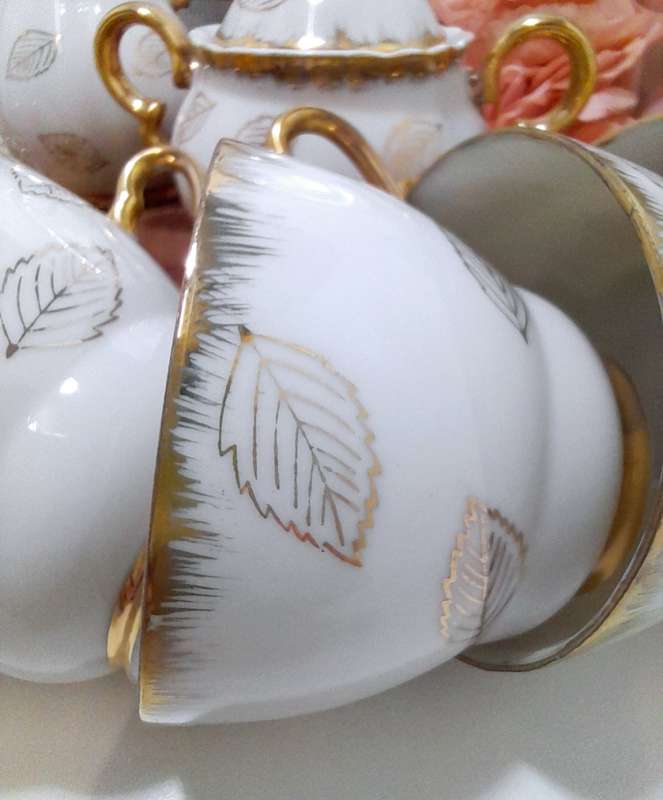 40 Piece Classic White & Gold Unmarked Tea Set