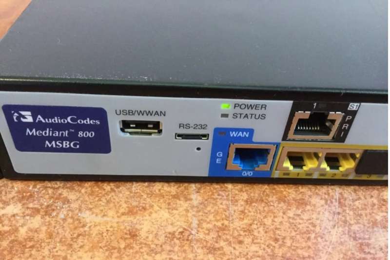 AudioCodes Mediant M800-4B-12L-P Multi-Service Business Gateway Midiant 800