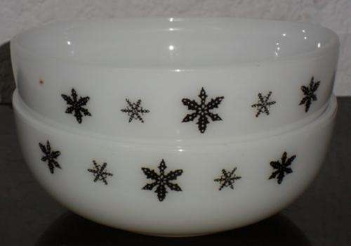 Set of retro, 1950s, "snowflake pattern" ovenware pyrex dishes