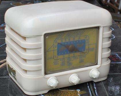 Art Deco 1940s Cream Bakelite Pilot Junior Radio Model T - 704