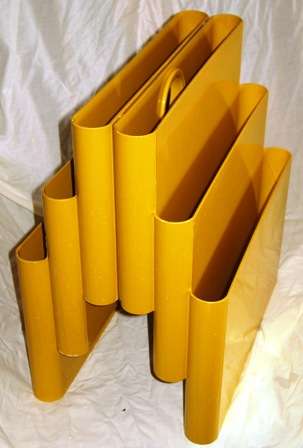 A RETRO ABS PLASTIC MAGAZINE RACK DESIGNED BY GIOTTO STOPPINO FOR KARTELL, ITALY, 1972